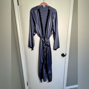 Cabernet Robe Size Large Gray with Black Lace